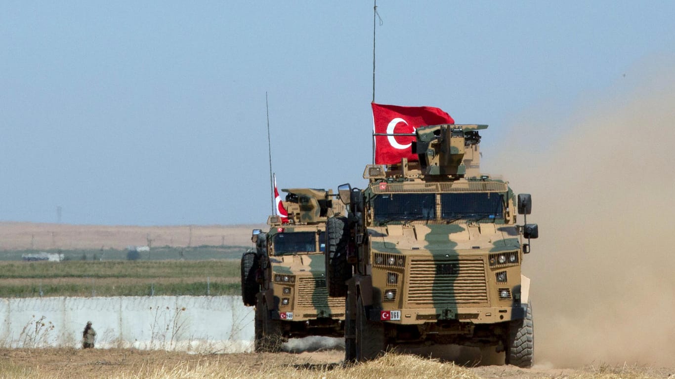 Syrien, Tal Abyad: Gepanzerte Militärfahrzeuge der türkischen Streitkräfte fahren auf der syrischen Seite der Grenze zur Türkei entlang.