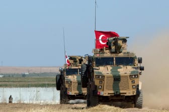 Syrien, Tal Abyad: Gepanzerte Militärfahrzeuge der türkischen Streitkräfte fahren auf der syrischen Seite der Grenze zur Türkei entlang.
