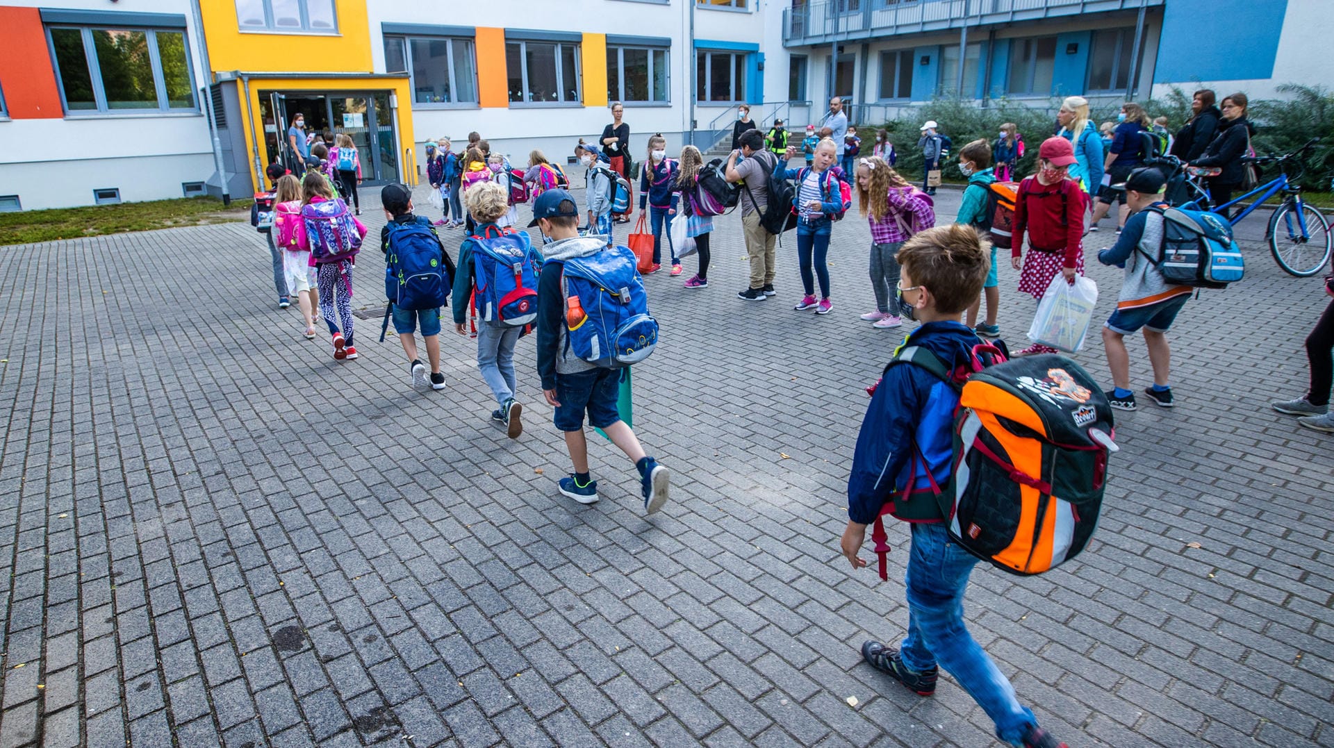 Schulstart in Mecklenburg-Vorpommern: Schüler gehen am ersten Schultag nach den Sommerferien in Gruppen zu ihrem Klassenraum in der Grundschule Lankow.