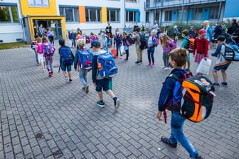 Schulstart in Mecklenburg-Vorpommern: Schüler gehen am ersten Schultag nach den Sommerferien in Gruppen zu ihrem Klassenraum in der Grundschule Lankow.