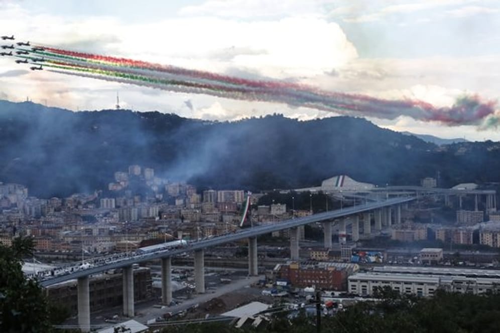 Die Kunstflugstaffel Frecce Tricolori fliegt bei der Einweihung in Genua über die neue Brücke hinweg.