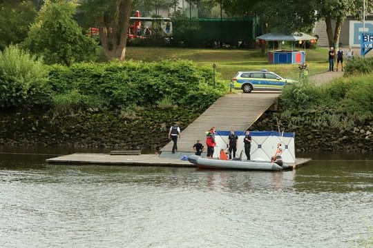 Einsatzkräfte am Ufer der Weser (Symbolbild): Nur wenig ist über die Leiche bekannt.