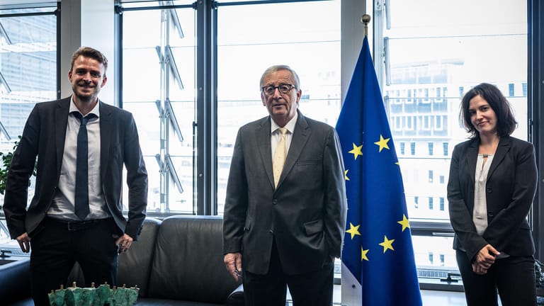 Daniel Schreckenberg und Madeleine Janssen mit dem früheren EU-Kommissionschef Jean-Claude Juncker in dessen Brüsseler Büro.