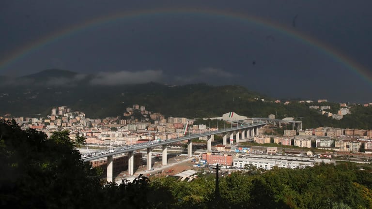 Auch der Himmel feierte mit: Ein Regenbogen spannte sich gestern über die vom Architekten Renzo Piano entworfene neue Brücke San Giorgio.