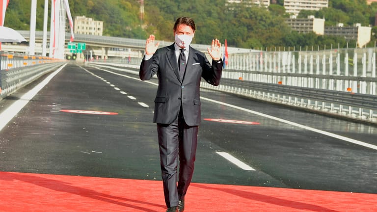 Italiens Ministerpräsident Giuseppe Conte preist die neue Brücke als Symbol des neuen Italiens.