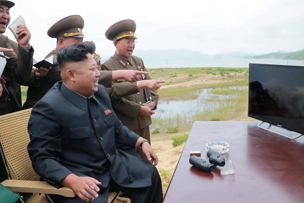 Kim Jong Un verfolgt einen Raketentest: Nordkorea unternimmt immer wieder Waffentests.