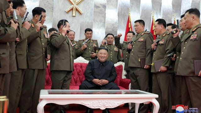 Nordkoreas Machthaber Kim Jong Un inmitten seiner führenden Kommandeure. Nordkoreas Machthaber Kim Jong Un inmitten seiner führenden Kommandeure.