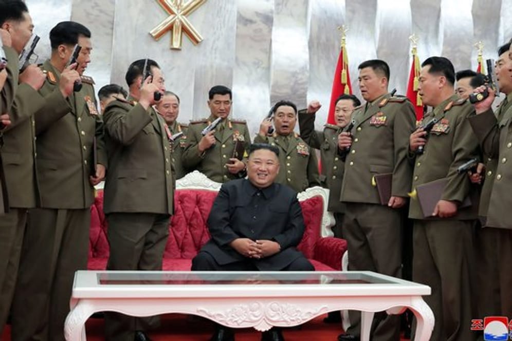 Nordkoreas Machthaber Kim Jong Un inmitten seiner führenden Kommandeure.