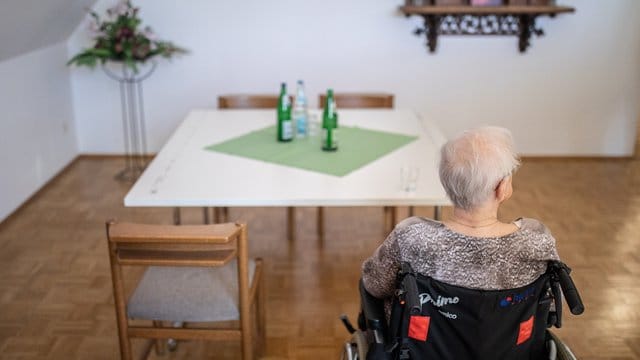 In der Pflege gibt es seit Jahren einen erheblichen Notstand an Pflegekräften. In der Pflege gibt es seit Jahren einen erheblichen Notstand an Pflegekräften.