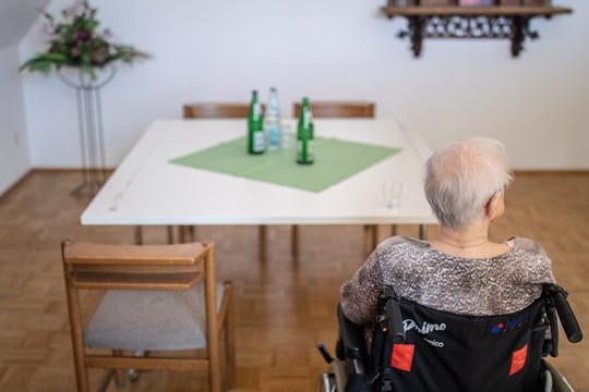In der Pflege gibt es seit Jahren einen erheblichen Notstand an Pflegekräften.