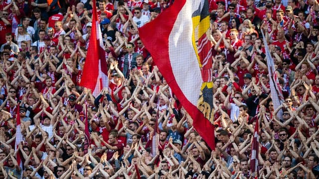 Wann dürfen die Fans wieder in die Stadien?.