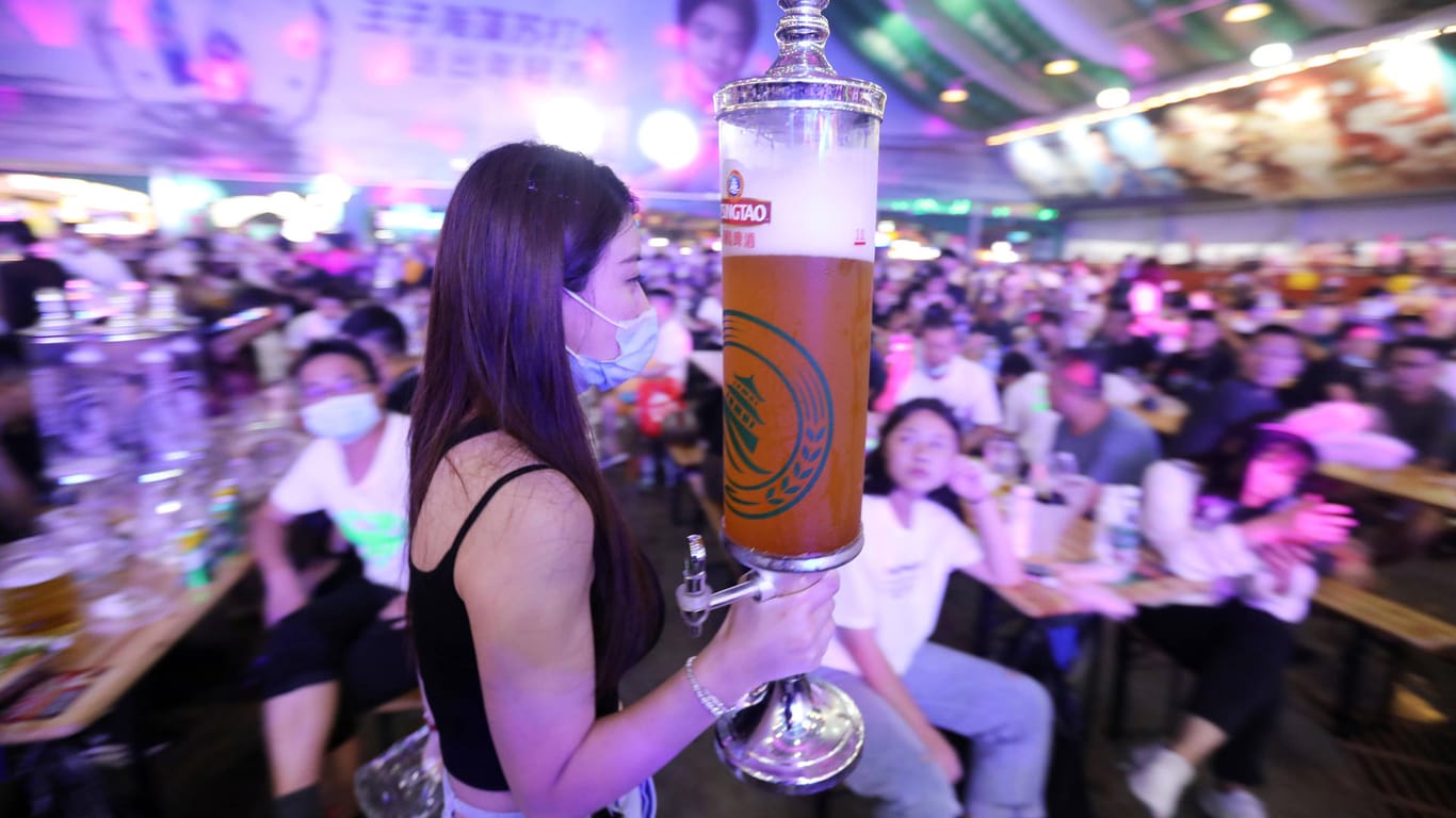 Feiern trotz Corona: In Qingdao hat das größte chinesische Bierfest begonnen.