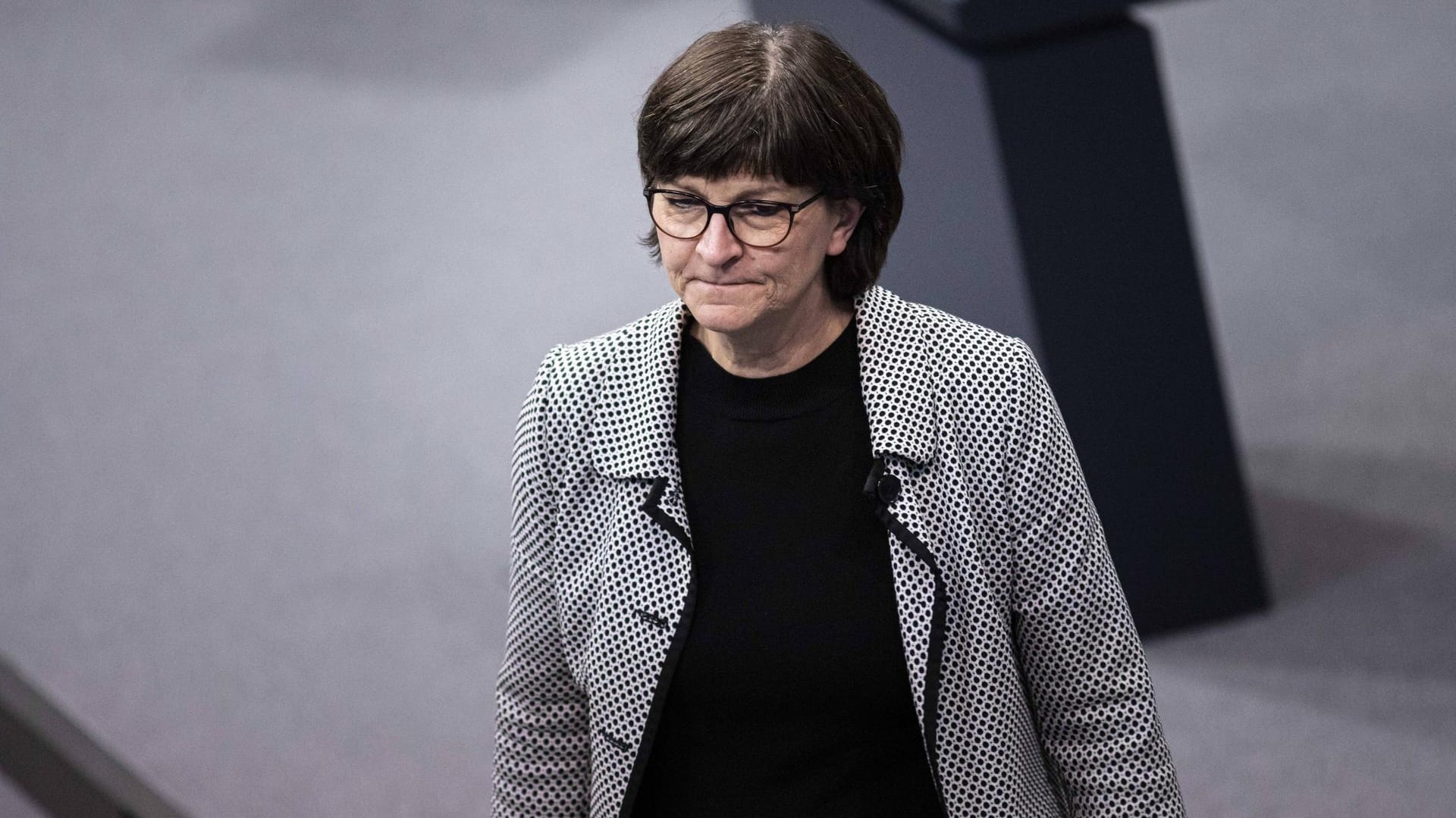 Saskia Esken: Nötig seien Unterrichtskonzepte, "die die Kontakte beschränken", forderte die SPD-Chefin. Saskia Esken: Nötig seien Unterrichtskonzepte, "die die Kontakte beschränken", forderte die SPD-Chefin.