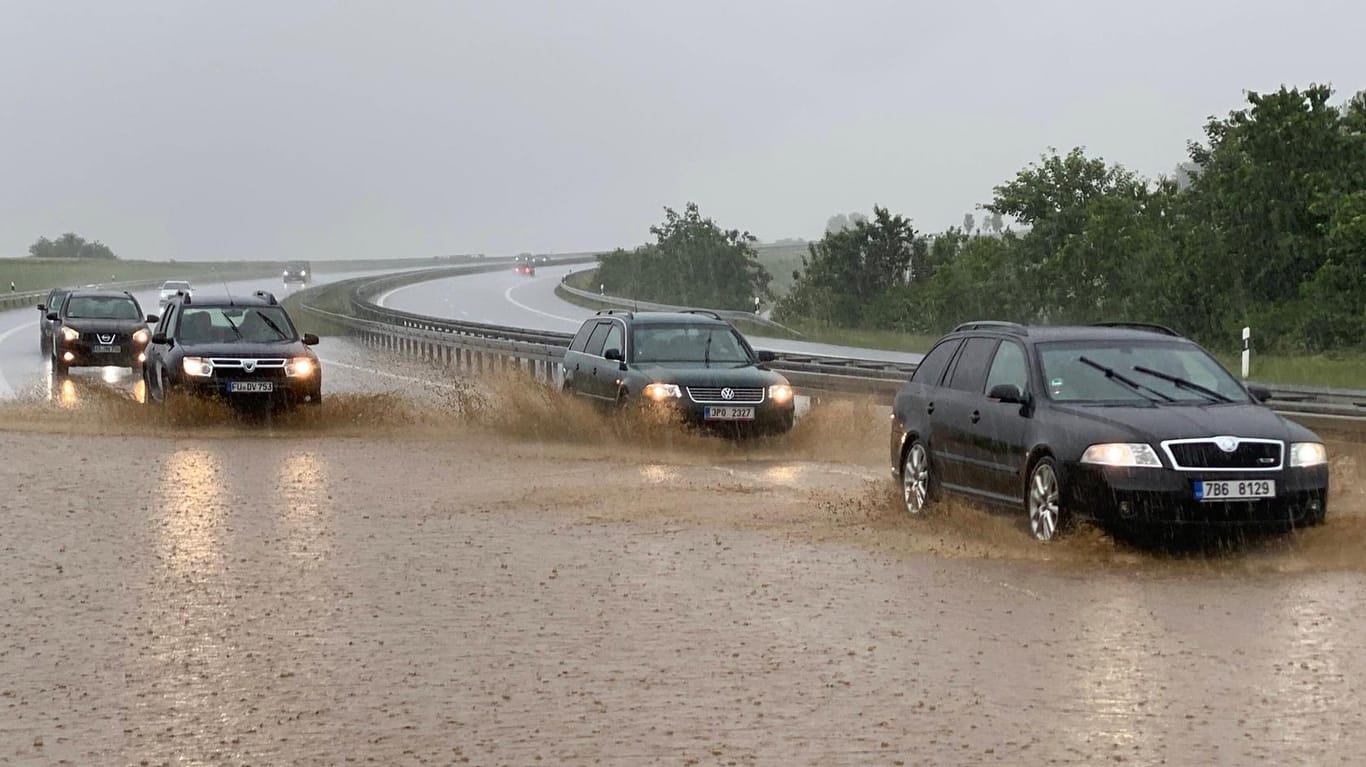 Heftige Unwetter sorgen für Überschwemmungen in Süddeutschland: Die A8 musste auf einem Teilstück in beide Richtungen komplett gesperrt werden.