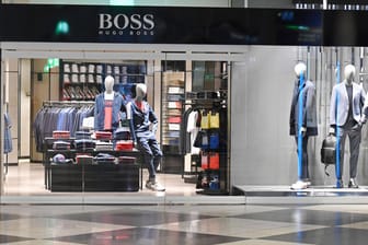 Geschlossene Boss-Filiale: So wie dieser Shop am Münchner Flughafen sahen Anfang des zweiten Quartals im Corona-Lockdown viele Modegeschäfte aus.