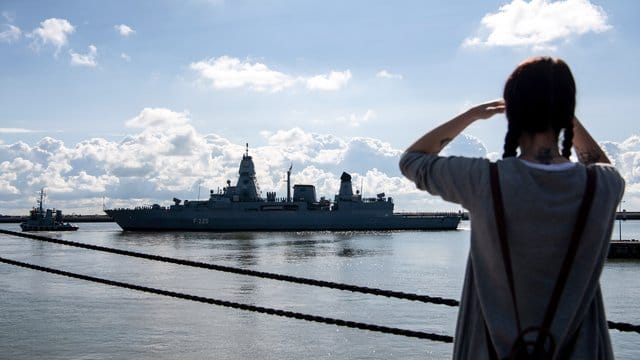 Die Fregatte "Hamburg" läuft aus dem Wilhelmshavener Hafen aus.