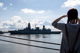 Die Fregatte "Hamburg" läuft aus dem Wilhelmshavener Hafen aus.