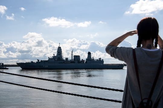 Die Fregatte "Hamburg" läuft aus dem Wilhelmshavener Hafen aus.