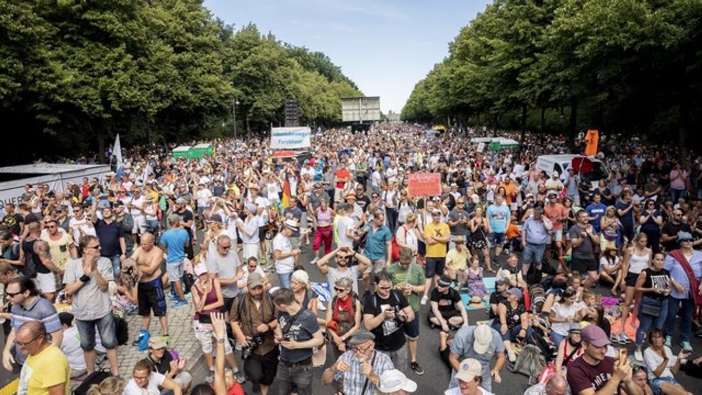 Ohne Abstand und ohne Mundschutz stehen Tausende bei einer Kundgebung gegen die Corona-Beschränkungen in Berlin.