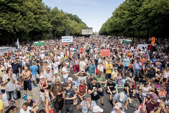 Ohne Abstand und ohne Mundschutz stehen Tausende bei einer Kundgebung gegen die Corona-Beschränkungen in Berlin.