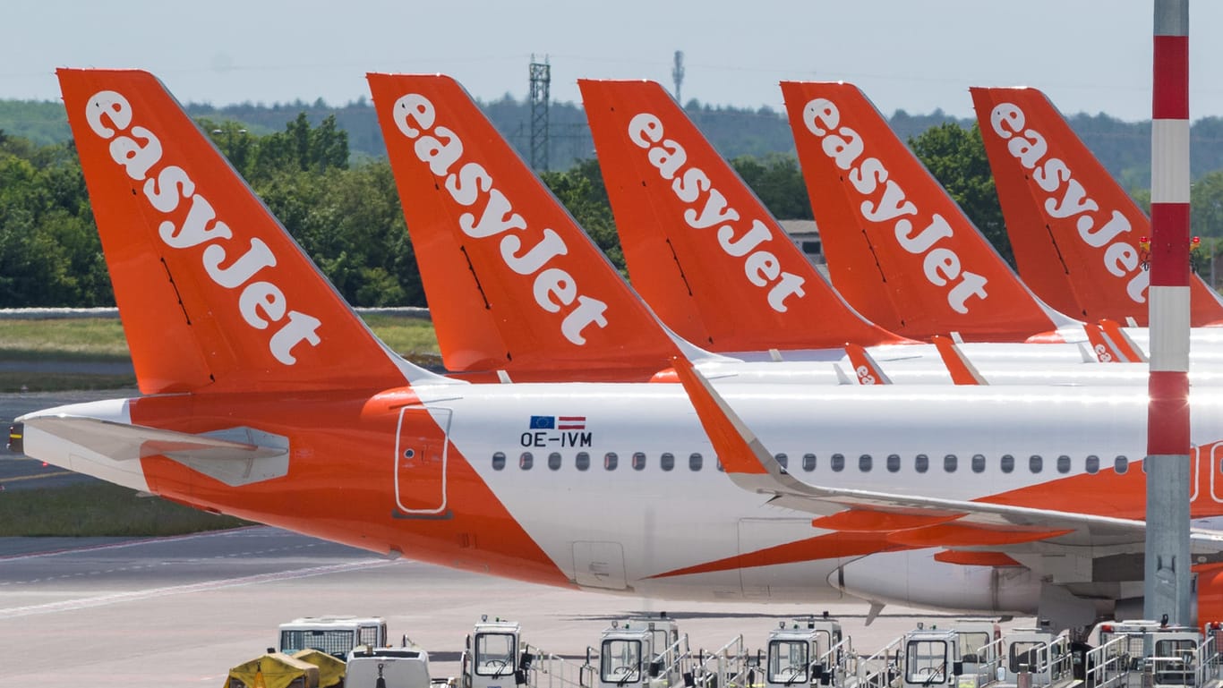 Easyjet-Flugzeuge parken (Symbolbild): Die britische Billigairline will ihr Angebot stärker ausweiten als bisher geplant.