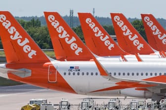 Easyjet-Flugzeuge parken (Symbolbild): Die britische Billigairline will ihr Angebot stärker ausweiten als bisher geplant.