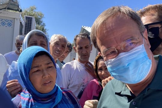 NRW-Ministerpräsident Armin Laschet, hier im Lager Kara Tepe, hat einen Besuch im Moria-Camp aus Sicherheitsgründen abgebrochen.