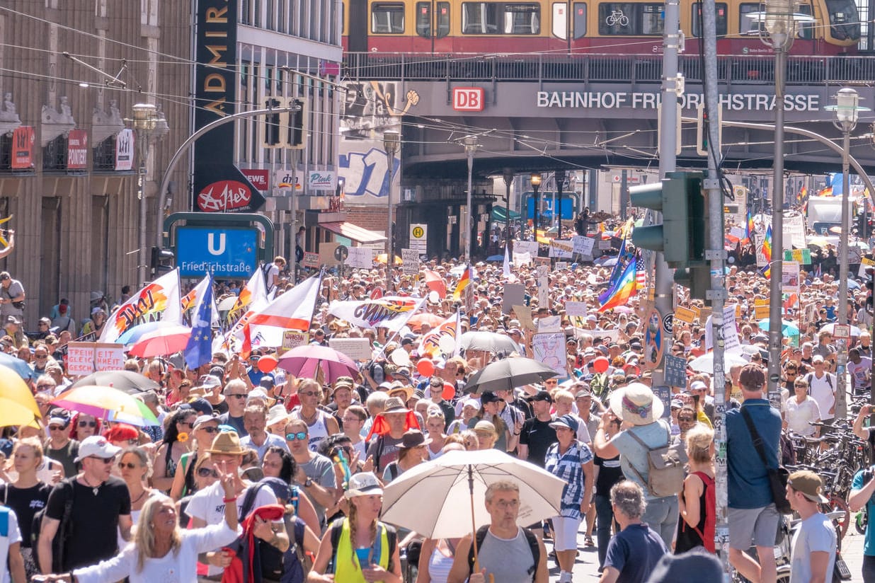 Proteste gegen die Corona-Politik: Viele Demonstranten hielten sich nicht an die Regeln, die Demo wurde deshalb abgebrochen.