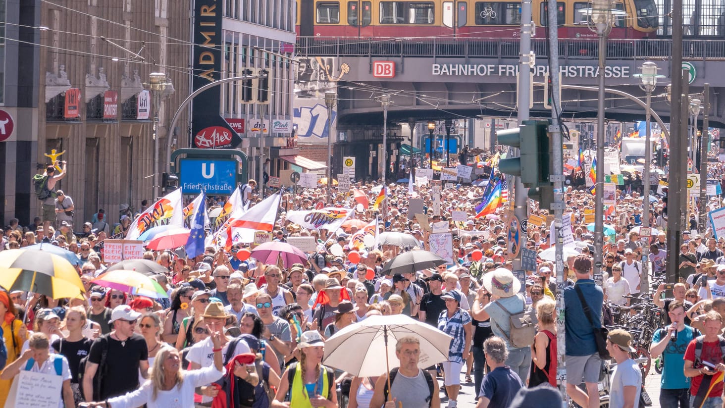 Proteste gegen die Corona-Politik: Viele Demonstranten hielten sich nicht an die Regeln, die Demo wurde deshalb abgebrochen. Proteste gegen die Corona-Politik: Viele Demonstranten hielten sich nicht an die Regeln, die Demo wurde deshalb abgebrochen.