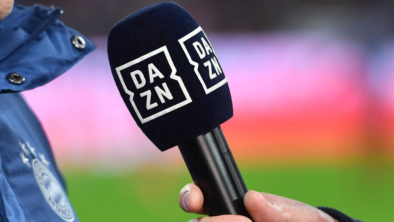 Ein DAZN-Mikrofon im Einsatz (Symbolbild): Die Champions League wird ab 2021 noch präsenter beim Streamingsdienst sein.