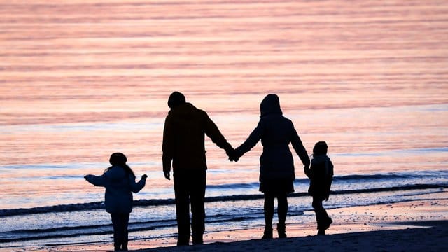 Eine Familie am Strand. Eine Familie am Strand.