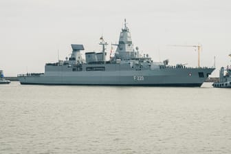 Die "Hamburg": Die Bundeswehr-Fregatte läuft von Wilhelmshaven gen südliches Mittelmeer aus.