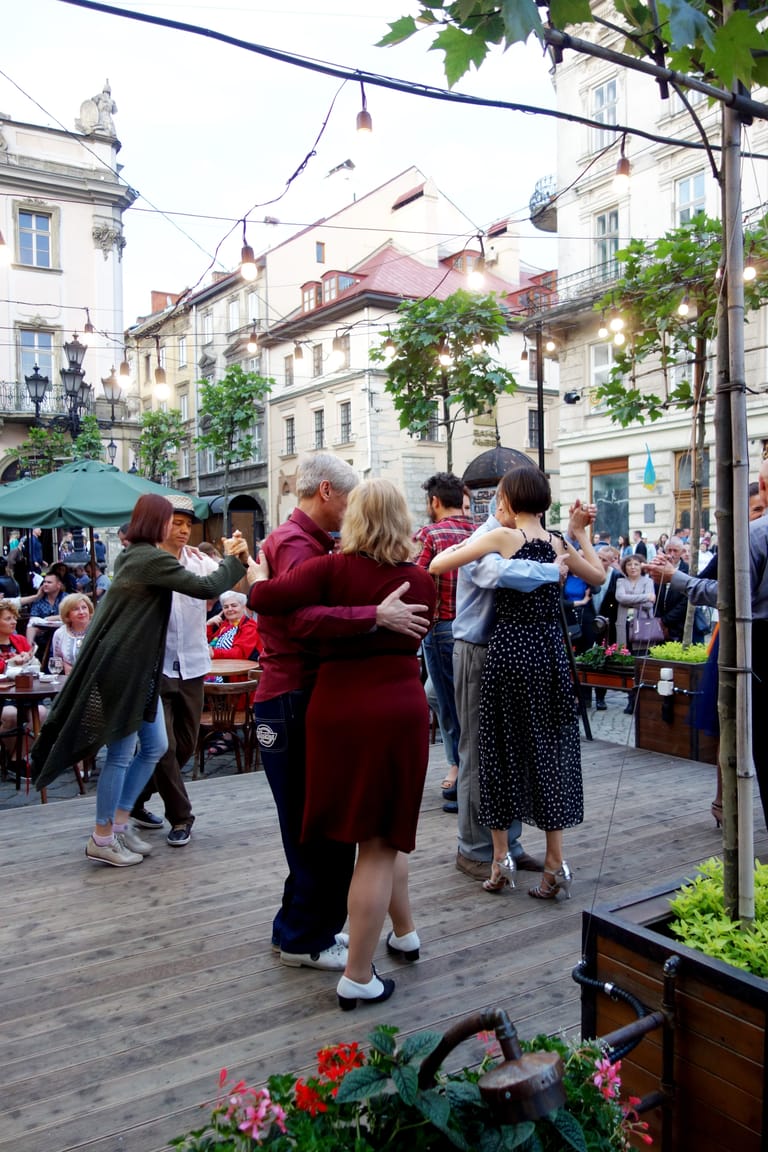 Lebensfreude: Paare tanzen in der Altstadt von Lwiw, das viele noch unter dem Namen Lemberg kennen.