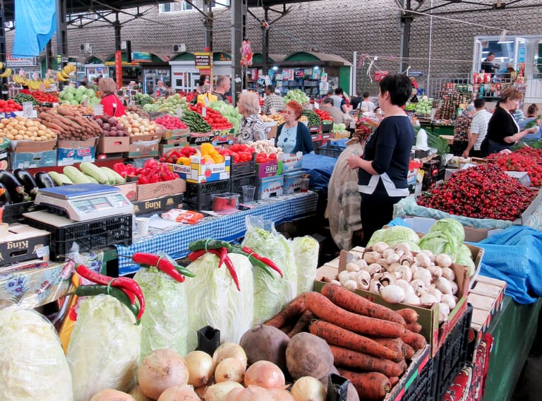 Bummeln in Moldawien: frisches Gemüse auf dem Markt von Balti.