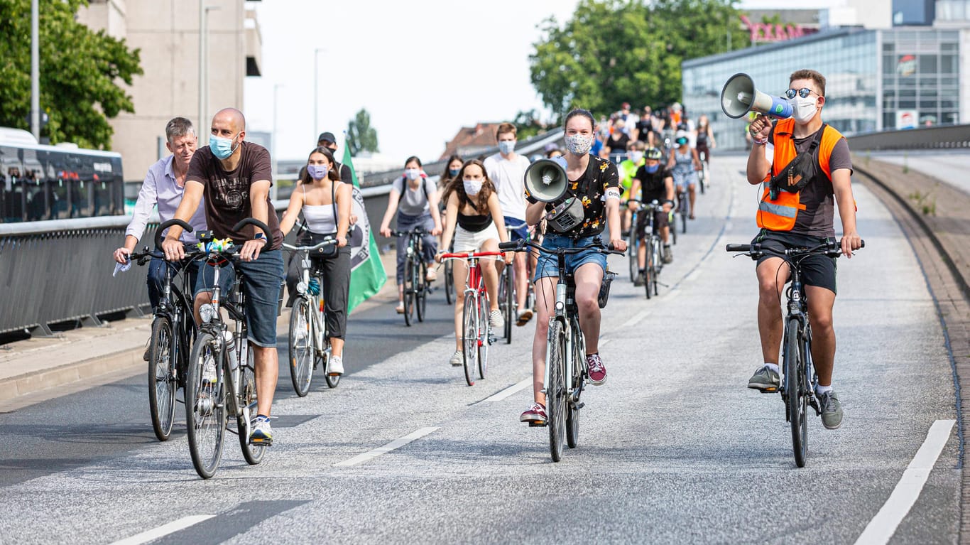 Eine Fahrrad-Demo von Fridays for Future in Hannover: Wochenlang konnte die Klimaschutzbewegung wegen der Corona-Pandemie nicht wie gewohnt auf die Straße gehen – um die Abstandsregeln einzuhalten, wird jetzt nicht zu Fuß, sondern auf auf Fahrrädern demonstriert.