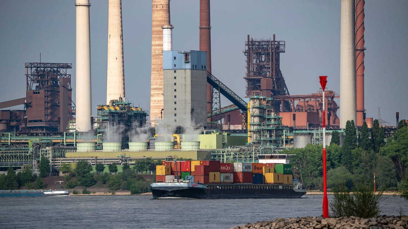 Das Thyssen Krupp Stahlwerk Schwelgern in Duisburg-Marxloh: Die energieintensiven Industrien – so wie zum Beispiel die Stahlindustrie – verursachen rund ein Drittel der CO2-Emissionen in Deutschland und Europa.