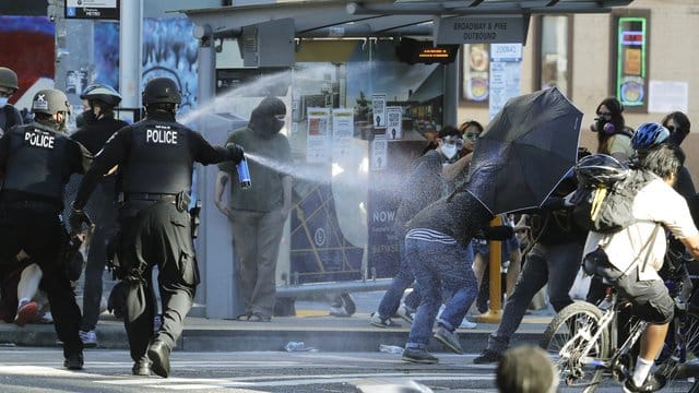 Die Polizei in den USA wird von Amnesty International für "schwere Menschenrechtsverletzungen" kritisiert. Die Polizei in den USA wird von Amnesty International für "schwere Menschenrechtsverletzungen" kritisiert.