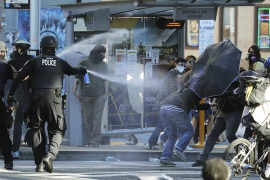 Die Polizei in den USA wird von Amnesty International für "schwere Menschenrechtsverletzungen" kritisiert.