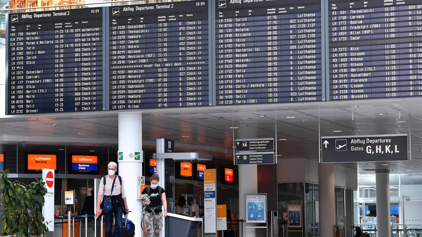Reisende am Münchner Flughafen (Symbolbild): Zollbeamte haben hier eine besondere Entdeckung im Gepäck einer Einreisenden gemacht.