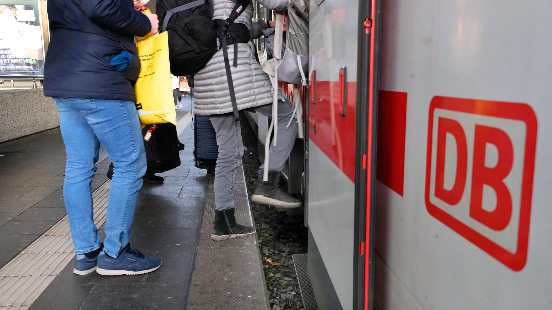 Menschen steigen in einen Zug am Hauptbahnhof Düsseldorf (Symbolbild): Bei dem Versuch, die Türen einer S-Bahn zu öffnen, ist ein Vierjähriger ins Gleisbett gestürzt. Menschen steigen in einen Zug am Hauptbahnhof Düsseldorf (Symbolbild): Bei dem Versuch, die Türen einer S-Bahn zu öffnen, ist ein Vierjähriger ins Gleisbett gestürzt.