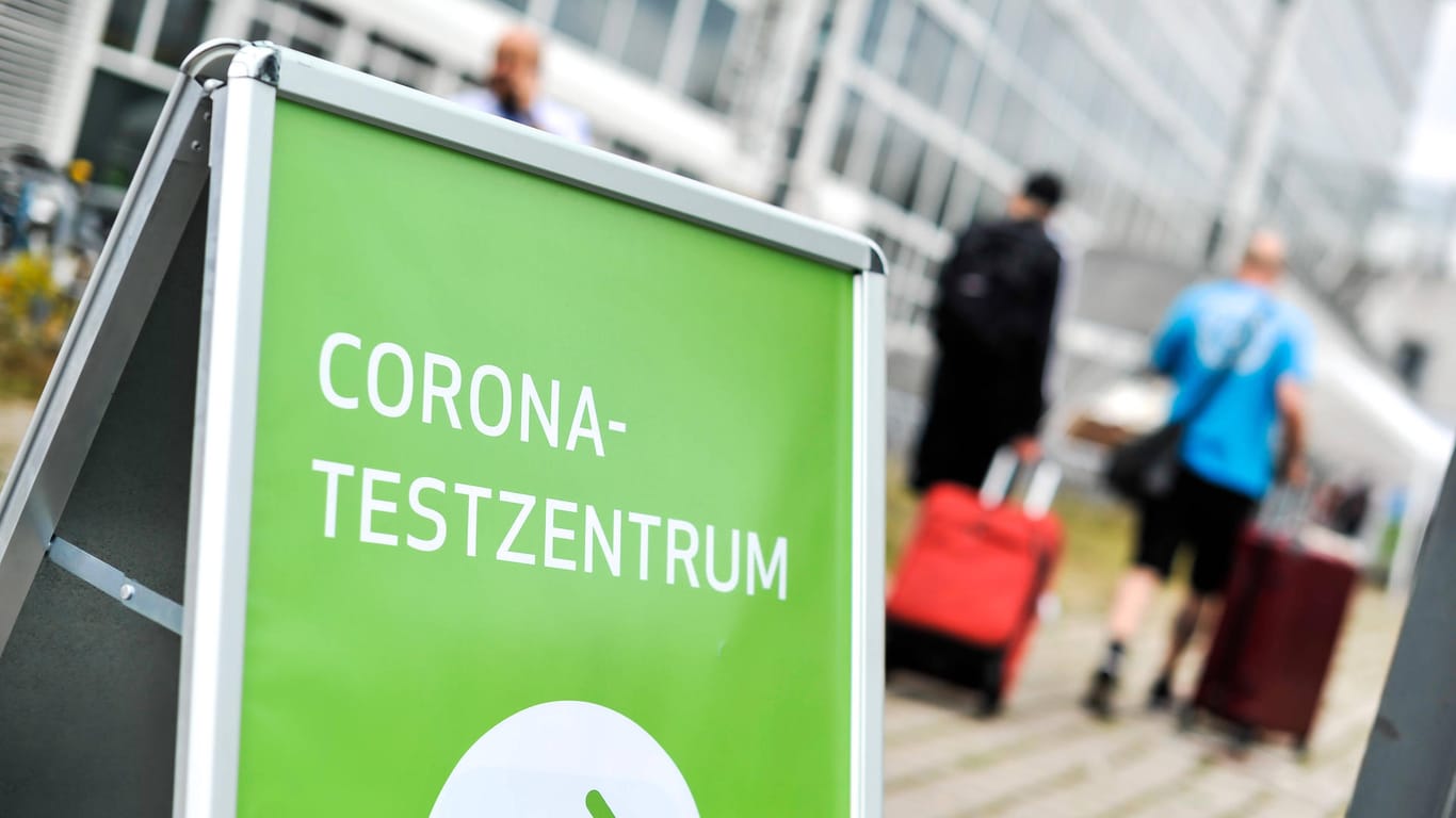 Ein Schild weist an einem Flughafen zum Corona-Testzentrum (Symbolbild): In Bielefeld ist die Zahl der infizierten Reiserückkehrern am Anteil der akuten Corona-Fälle auffallend hoch.