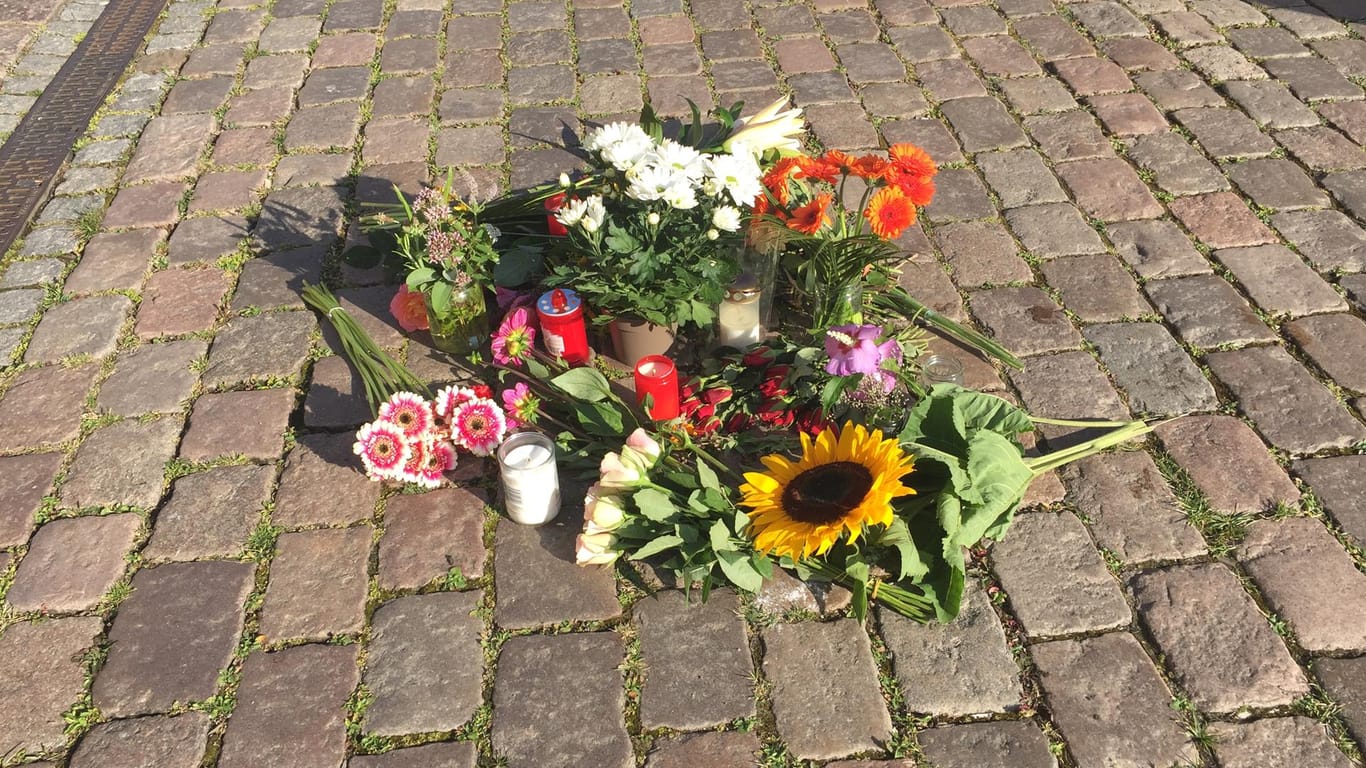 Blumen liegen vor dem Kieler Rathaus: Im Rahmen einer Gedenkfeier für die verstorbene 23-Jährige trauern Mitarbeiter und Bekannte.