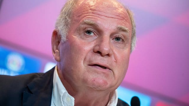 Uli Hoeneß bei einer Pressekonferenz