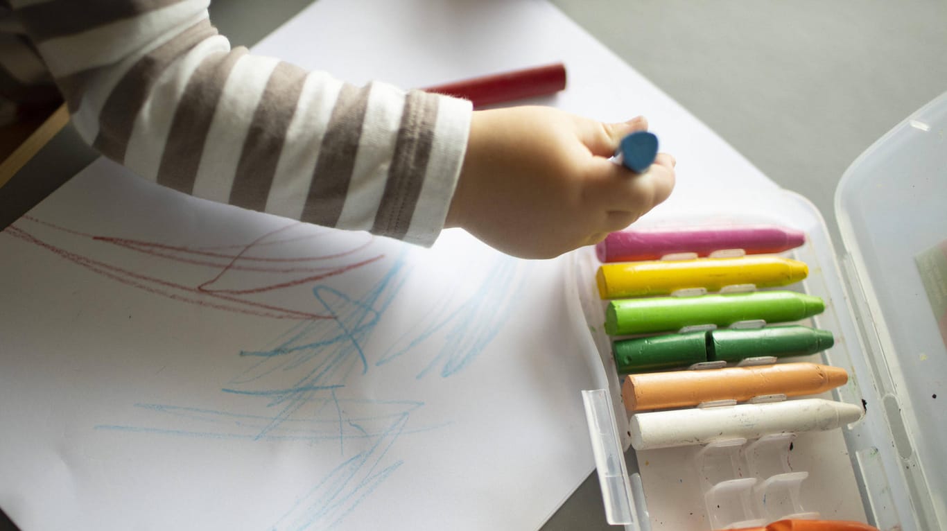 Ein Kind malt mit bunten Stiften (Symbolbild): In Hagen geht der Regelbetrieb in den Kitas Mitte August wieder los und damit auch die Zahlpflicht für Eltern.