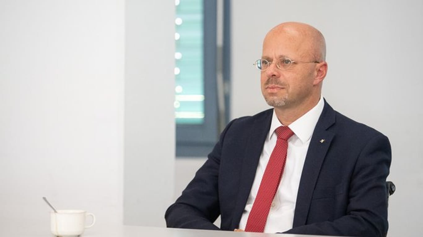 Andreas Kalbitz: Der ehemalige AfD-Fraktionsvorsitzender im Brandenburger Landtag lässt sein Amt ruhen.