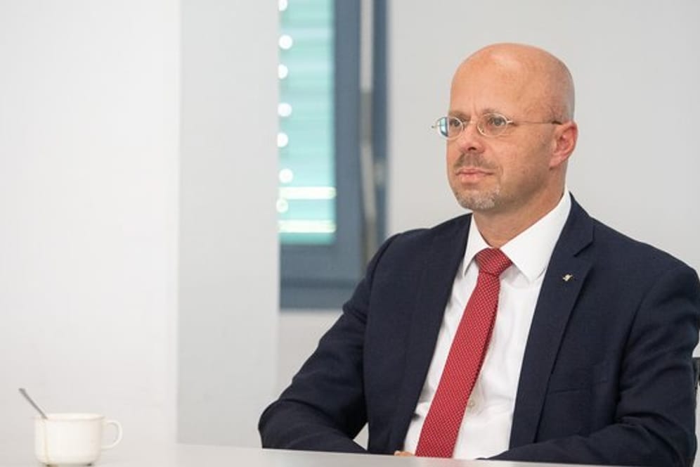 Andreas Kalbitz: Der ehemalige AfD-Fraktionsvorsitzender im Brandenburger Landtag lässt sein Amt ruhen.