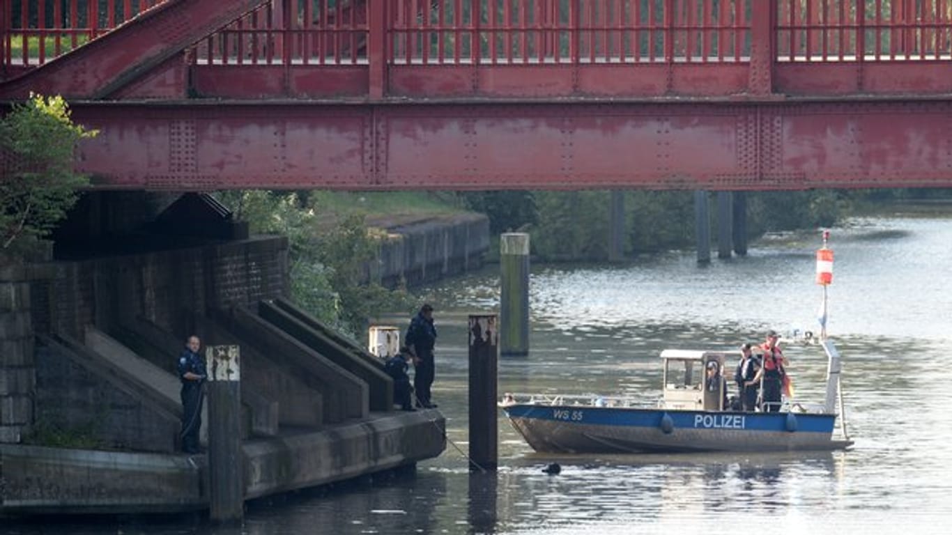 Taucher der Polizei suchen im Tiefstackkanal nach Leichenteilen: Noch immer ist der Hamburger Fall von 2017 ungeklärt.