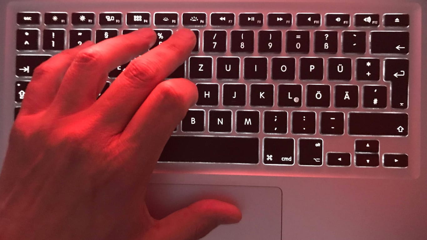 Eine Hand an einer Tastatur (Symbolbild): Wer strafbare Inhalte im Netz findet, kann diese der Polizei melden.