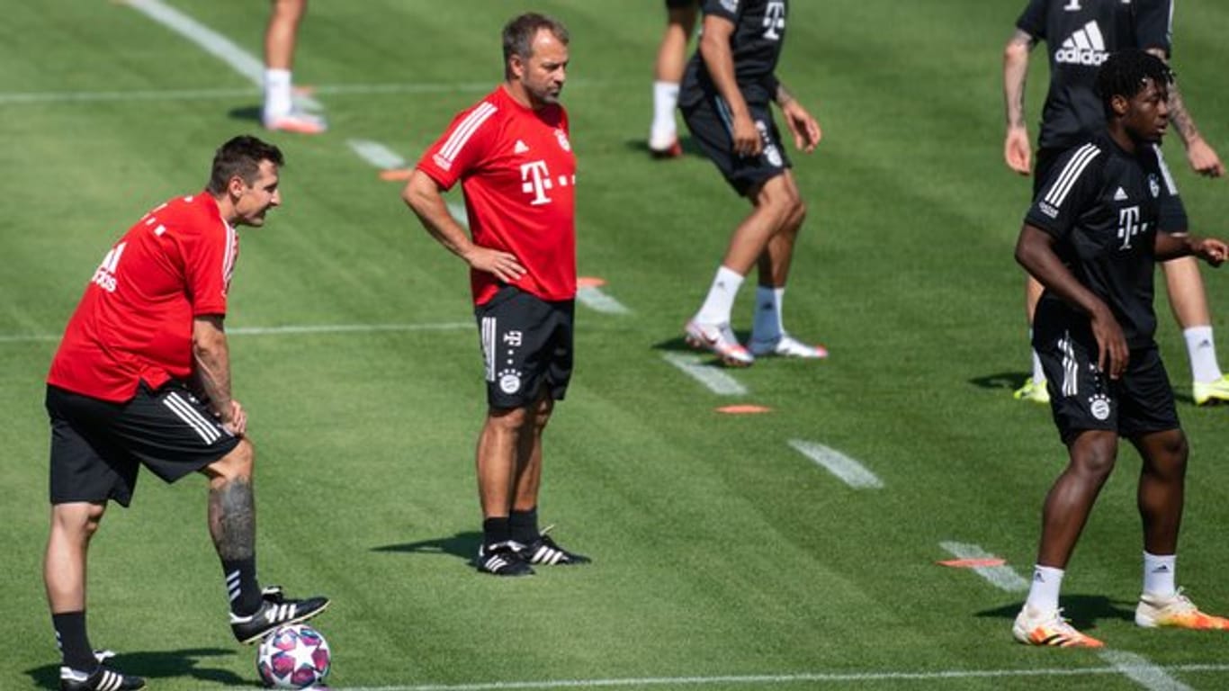 Bayern-Coach Hansi Flick (M) beobachtet seine Spieler beim Training.
