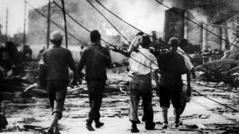 Hiroshima am 6. August 1945: Helfer versuchten, die Überlebenden zu versorgen.